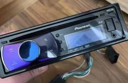 Robaron un estéreo del interior de un automóvil