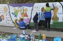 Niños, niñas y adolescentes pintaron un mural en la Plaza del Barrio Algarrobo