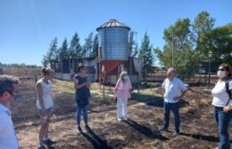 Gastón recorrió el predio de la Escuela Agraria