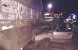 Un automóvil chocó contra un acoplado estacionado