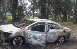Los bomberos sofocaron el incendio de un auto