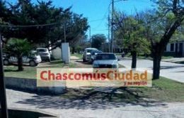 La guardia del Hospital con reclamos de los médicos y autos estacionados en plena vereda