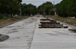 Tramos finales del hormigonado en el pavimento de calle Machado