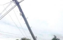 Reclamo de vecinos por un poste que se cae en cualquier momento