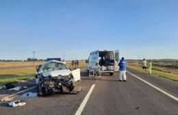 Accidente fatal en Lezama: una mujer murió y una nena se encuentra grave tras chocar contra un camión