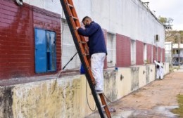 Agradecido por la atención, un vecino dona el trabajo de pintura del exterior del Hospital