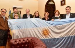 Vecinos donaron bandera al municipio