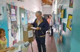 Javier Gastón votó en busca de la reelección