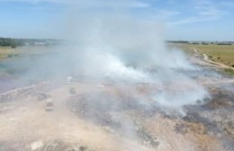 Continúan los trabajos para extinguir los focos de incendio en el basural