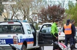 Para evitar control, un motociclista embistió al personal de seguridad