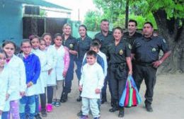 La Policía Federal entregó donaciones en la Escuela N° 7 del Paraje Adela
