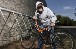 Le robaron la bici y tuvo que pagarle a una vecina para recuperarla