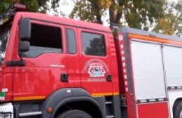 Intervención de bomberos por incendio de un auto