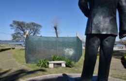 Se colocará placa con el preámbulo de la Constitución frente al monumento a Alfonsín