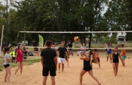 Exitoso torneo de beach vóley mixto en el Parque del V Centenario