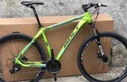 Tres sujetos golpean a un joven para robarle la bicicleta