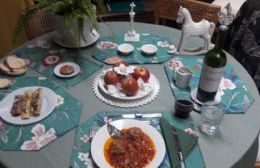 Tiene 82 años y decora su mesa para que sus comidas en cuarentena sean siempre gourmets