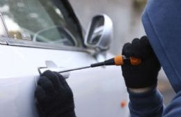 Le roban varias pertenencias del interior de su auto