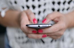 Usando una llamada de WhatsApp, le robaron 400 mil pesos a una vecina