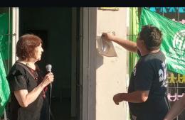 Colocación de mosaico con Pañuelo por la Memoria en la puerta de ATE seccional Chascomús