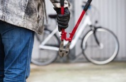 Le robaron la bicicleta de la puerta de su casa