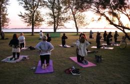 Encuentro de trabajadores municipales en taller de yoga