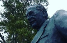 Instalarán una escultura de Alfonsín en la rotonda del Bicentenario