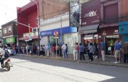 Más de una cuadra de cola frente al Banco Provincia