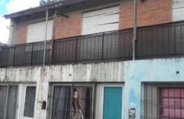 Vecinas cortan calle Garay al 200 pidiendo mejoras en su vivienda
