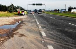 Los bomberos debieron lavar la ruta por la pérdida de piedras de un camión
