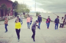 Baile social al aire libre en el Muelle de los pescadores "Domingo Cazaux"