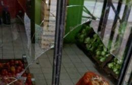 Destrozaron la vidriera de una verdulería