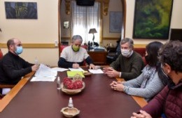 Se firmó el contrato para la repavimentación del acceso al barrio Los Sauces
