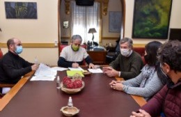 Se firmó el contrato para la repavimentación del acceso al barrio Los Sauces