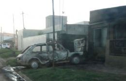 Incendio de vehículo y frente de una casa