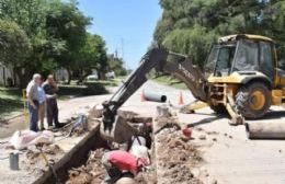 Varios barrios sin agua: Intensos trabajos para reparar un caño troncal de la macromalla