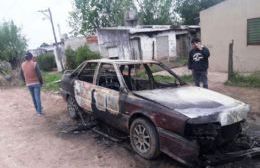 Le incendiaron el auto en la puerta de su casa