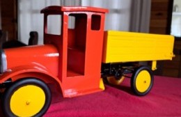 Chascomunense restaura juguetes coleccionables de las décadas del 30 y 40