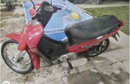 Sustrajeron motocicleta de una vivienda