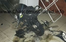 Se incendió una moto en el interior de una casa