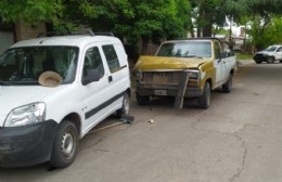 Una camioneta embistió otra estacionada y una mujer resultó herida