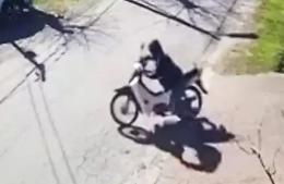 Hurtaron una moto, pero fueron filmados por cámaras de seguridad