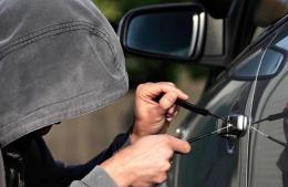 Bajó del auto a realizar un trámite y cuando volvió le faltaban la billetera y las llaves de su casa