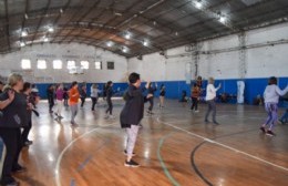 Comienzan las clases gratuitas de zumba y newcom en el Club de Pelota