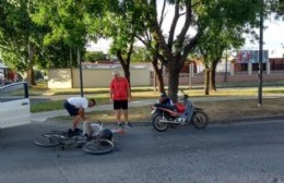 Accidente entre moto y bicicleta en Escribano y Alvear