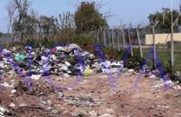 Intensa labor de los bomberos para sofocar incendio en el basural frente al cementerio