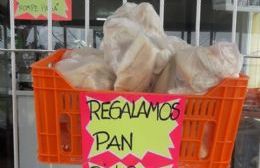 Una pollería le regala el pan a quien lo necesite