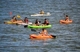 Niños y jóvenes del Grupo Envión cruzaron la laguna como cierre de la actividad de verano