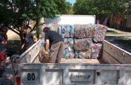 Cada botella, cartón, papel o lata que se dispone en los puntos limpios, suma trabajo y posibilidades para muchas personas