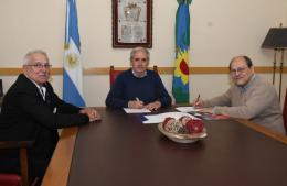 Javier Gastón firmó un convenio con el Rotary Club